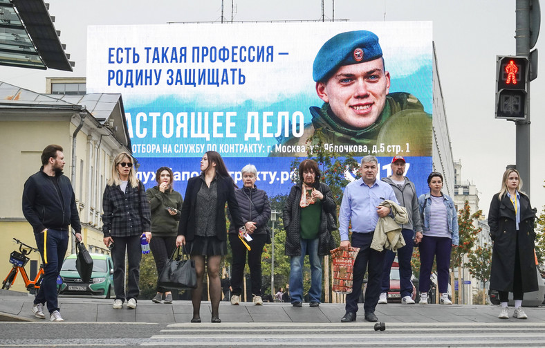 Billboard reklamujący pobór do wojska przedstawiający rosyjskiego żołnierza i napis „Jest taki zawód - bronić Ojczyzny” w Moskwie, Rosja, 21 września 2023 r.