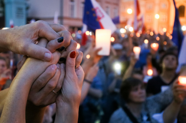 "Absolutnie nie chcemy obalić rządu. Chcemy, żeby sądy były niezawisłe, żebyśmy mieli praworządność, demokrację i trójpodział władzy. To jest to, czego chcemy" - podkreślił Rabiej w Polskim Radiu 24.