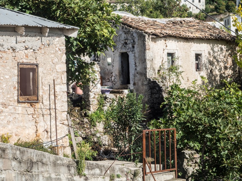 Jeden z biedniejszych domów w okolicy kurortu Dhermi, na południu Albanii