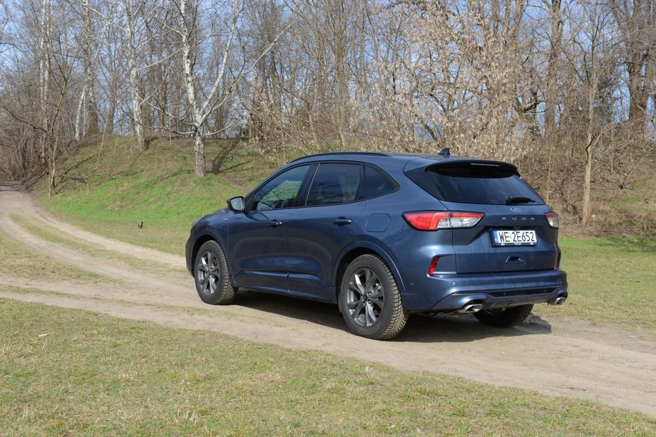 Ford Kuga to nie jest samochód terenowy, ale zwiększony prześwit pozwala z większą swobodą jeździć polnymi drogami. Niemniej, żywiołem Kugi są asfaltowe drogi. Auto lubi też dynamiczne prowadzenie.