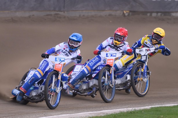 Zawodnik Moje Bermudy Stali Gorzów Bartosz Zmarzlik (kask żółty) oraz Jason Doyle (niebieski) i Piotr Pawlicki (czerwony) z Fogo Unii Leszno podczas pierwszego meczu o brązowy medal żużlowej PGE Ekstraligi