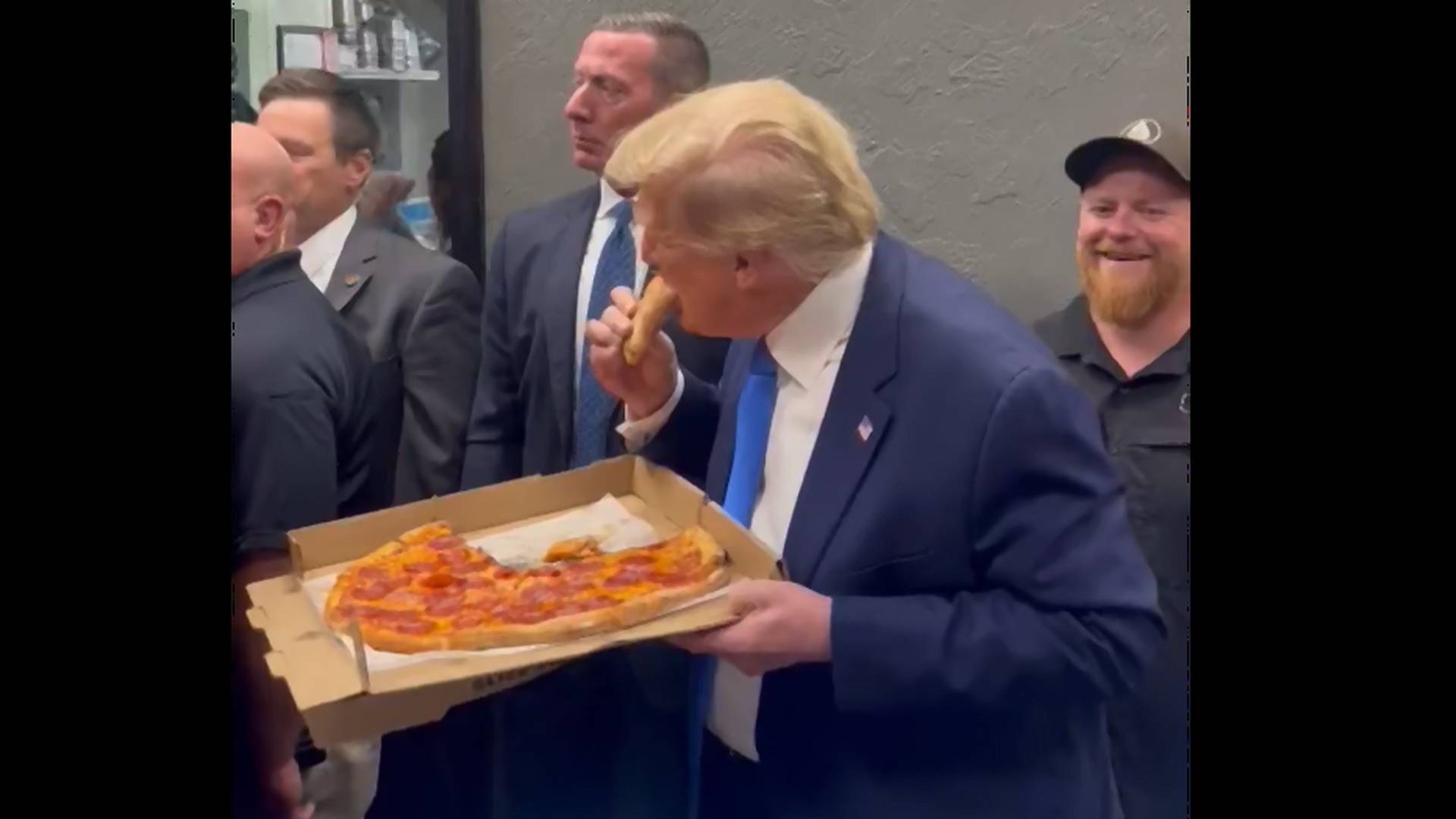 Körülugrálták Trumpot a rajongói, de a pizzából, amibe beleharapott, már nem kértek