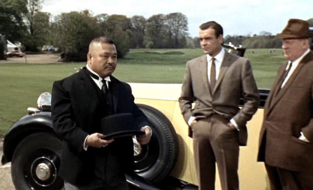 Harold Sakata, Sean Connery i Gert Fröbe w filmie "Goldginger"