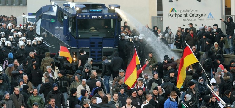 "Precz z Merkel". Manifestacja Pegidy przeciw imigrantom, starcia z policją w Kolonii