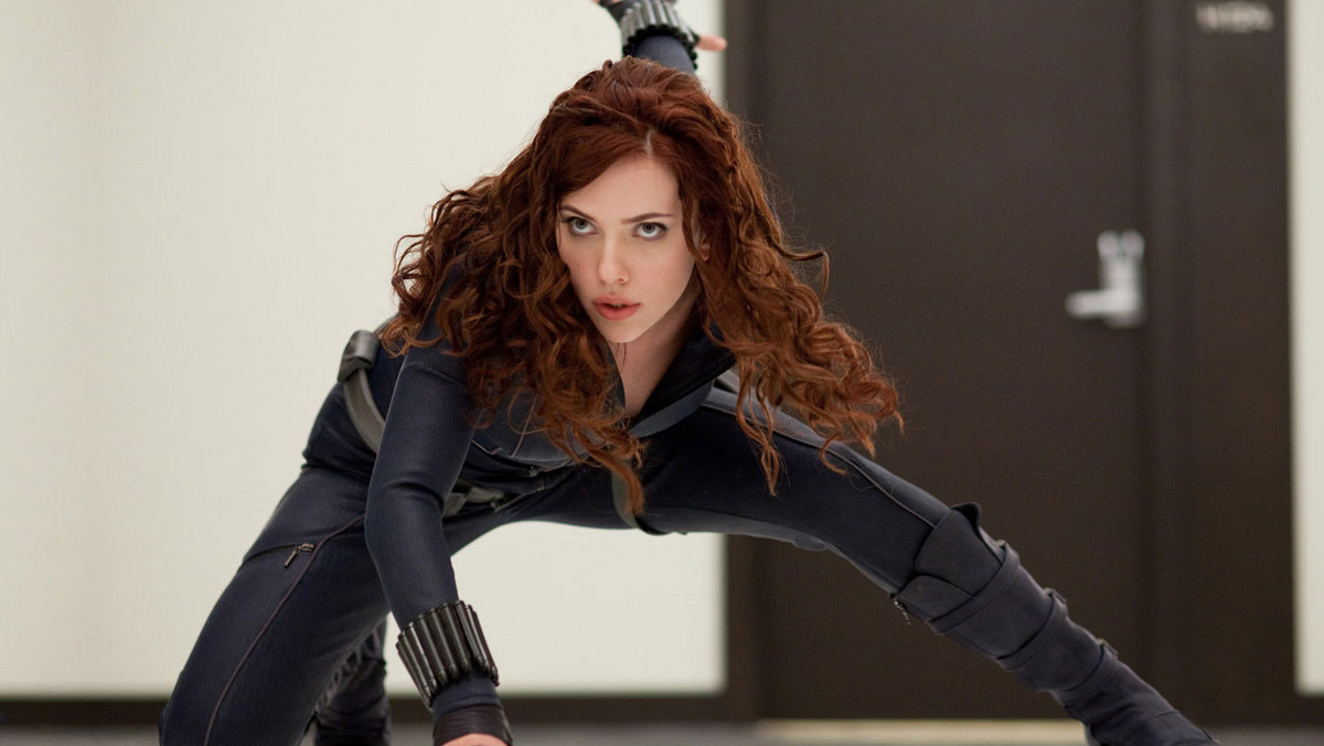 Kevin Feige, który odpowiada za filmy oparte na komiksach Marvela, powiedział, że ciąża Scarlett Johansson nie wpłynie na wydarzenia w "Avengers: Age of Ultron". Zdjęcia do produkcji zostaną przyśpieszone, ale fabuła nie zostanie zmieniona.