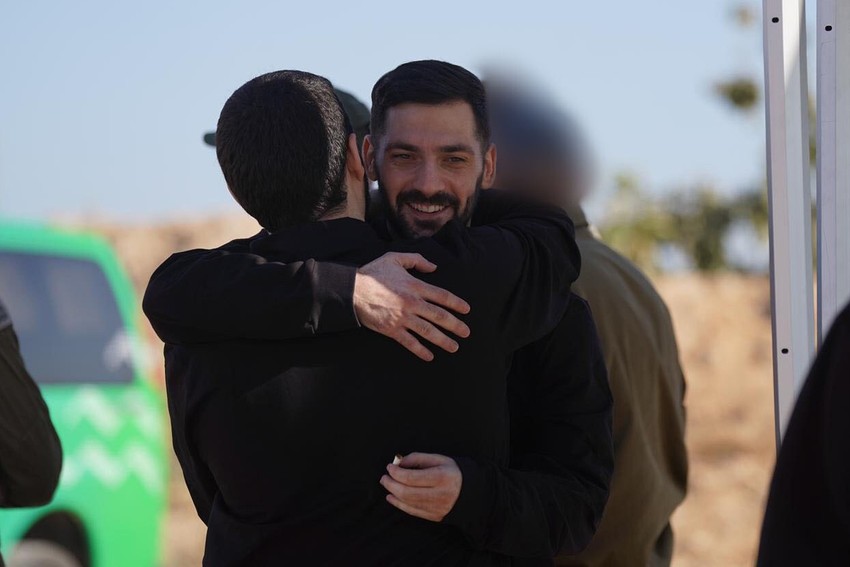 Gali Berman grli svog brata Ziva nakon oslobađanja iz Hamasovog zarobljeništva u Gazi, u Izraelu 13. oktobra