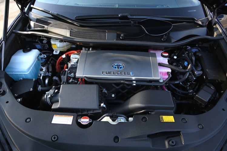 Elektryczny silnik jest napędzany specjalną mieszanką, która powoduje, że auto nie wydala spalin. Jak mówi rzecznik ITS, Mikołaj Krupiński, samochód jest przyjazny dla środowiska, ponieważ jedyną substancją, jaką wydala jest para wodna. <br>

<b>Na zdjęciu:</b> Silnik jednego z pierwszych masowo produkowanych i dostępnych w niektórych państwach europejskich modeli samochodów wodorowych - Toyoty Mirai. <br><br>fot. (mr) PAP/Tomasz Gzell