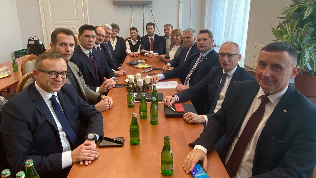 W polskim parlamencie działać będą dwa zespoły ds. Lubelszczyzny. Pierwszy skupia wyłącznie parlamentarzystów PiS. Zespół już działa od kilku tygodni i podejmuje konkretne działania. Tymczasem opozycja, mimo hucznych zapowiedzi, nie potrafiła zorganizować pierwszego spotkania.