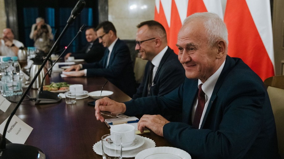 Były wiceminister energii Krzysztof Tchórzewski (od prawej) wraz z wiceministrem finansów Arturem Soboniem i premierem Mateuszem Morawieckim na spotkaniu z górniczymi związkami zawodowymi 25 lipca 2022 r. 