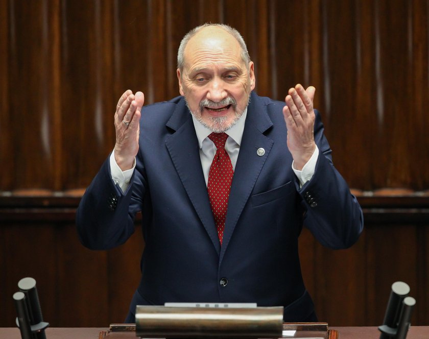 Macierewicz zamienił komisję smoleńską w komedię!