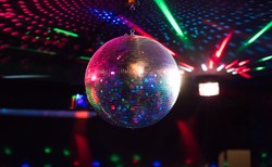 W Katalonii będą próbne nocne imprezy bez dystansu społecznego