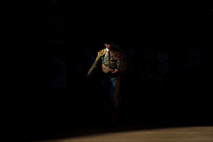 Torreador Sebastián Ritter wychodzi na arenę, by walczyć z bykiem