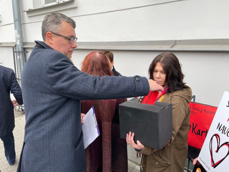 Do ministra mają trafić czerwone kartki.