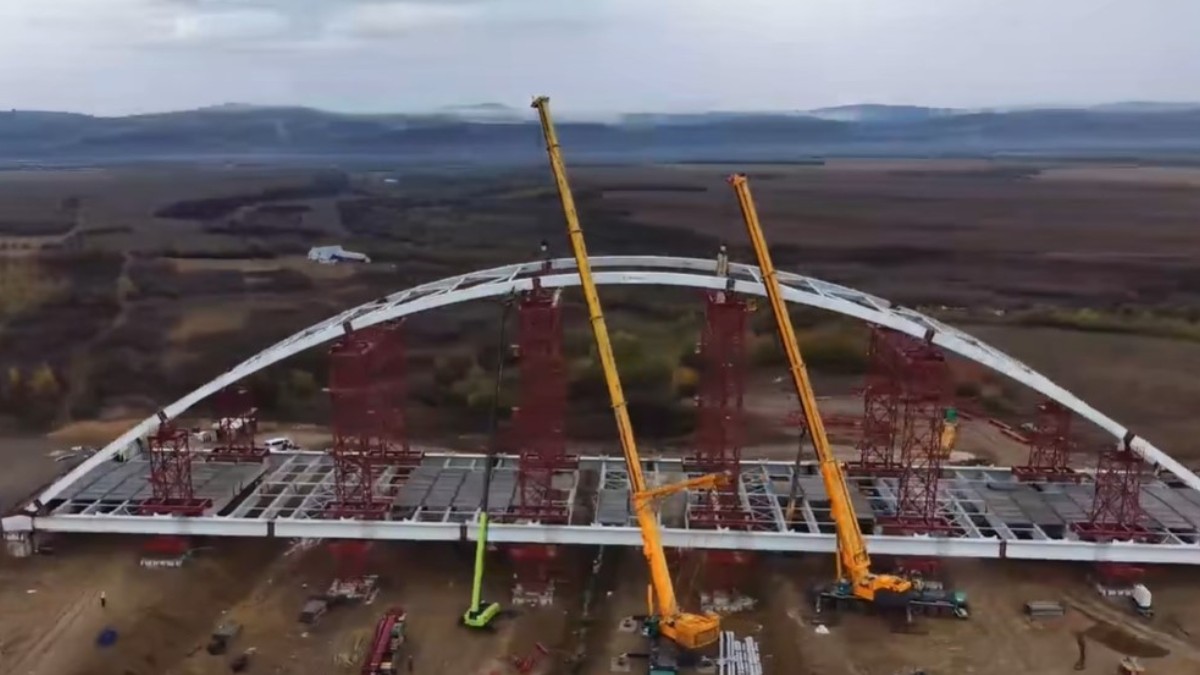 Imagini spectaculoase cu montarea ultimului segment metalic la podul în arc de pe A13: Stadiul lucrărilor la cele patru tronsoane ale Autostrăzii Sibiu – Făgăraș