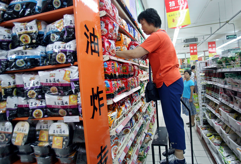 Klientka w supermarkecie w Pekinie sięga po swoją ulubioną zupę instant