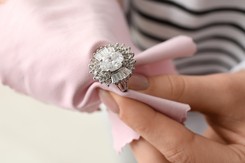 Czym czyścić srebro? Proste sposoby na piękną i czystą biżuterię