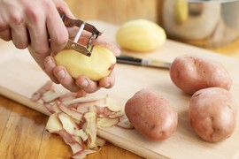 Da li ljuštite krompir pre kuvanja i pečenja? Evo zašto bi s tim trebalo da prestanete već danas