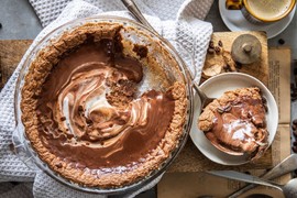 ČOKOLADNA PITA od prhkog testa: Brza, a nestvarno ukusna!