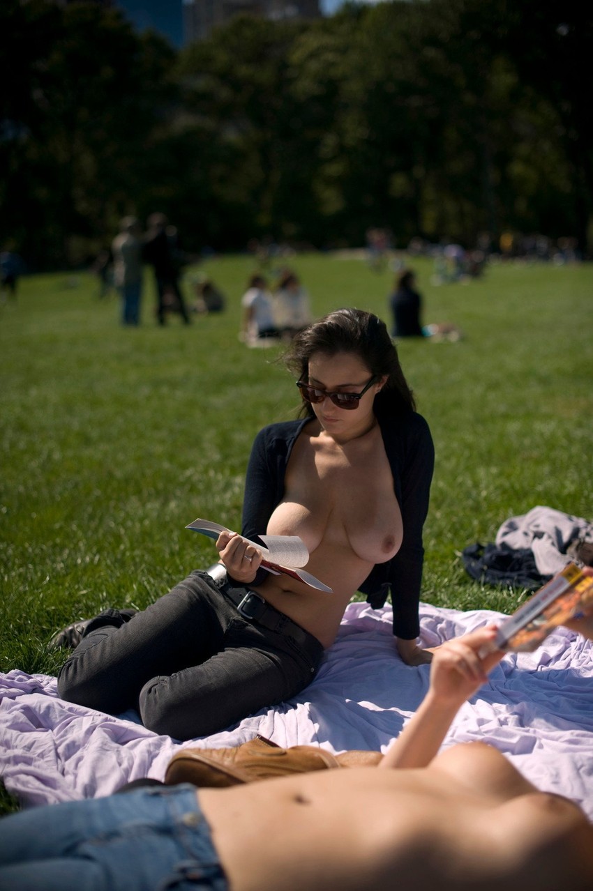 Njujorčanke rado spajaju ljubav prema knjizi sa prilikom da se osunčaju