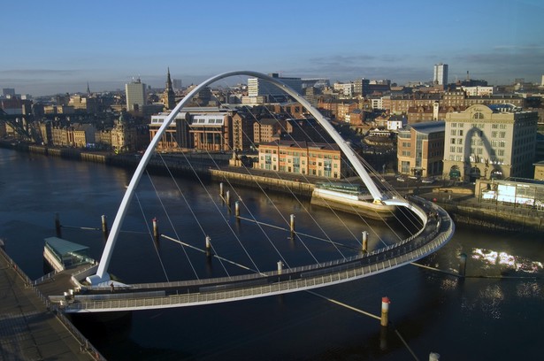 Newcastle upon Tyne, widok na most dla pieszych i rowerzystów Gateshead Millennium Bridge