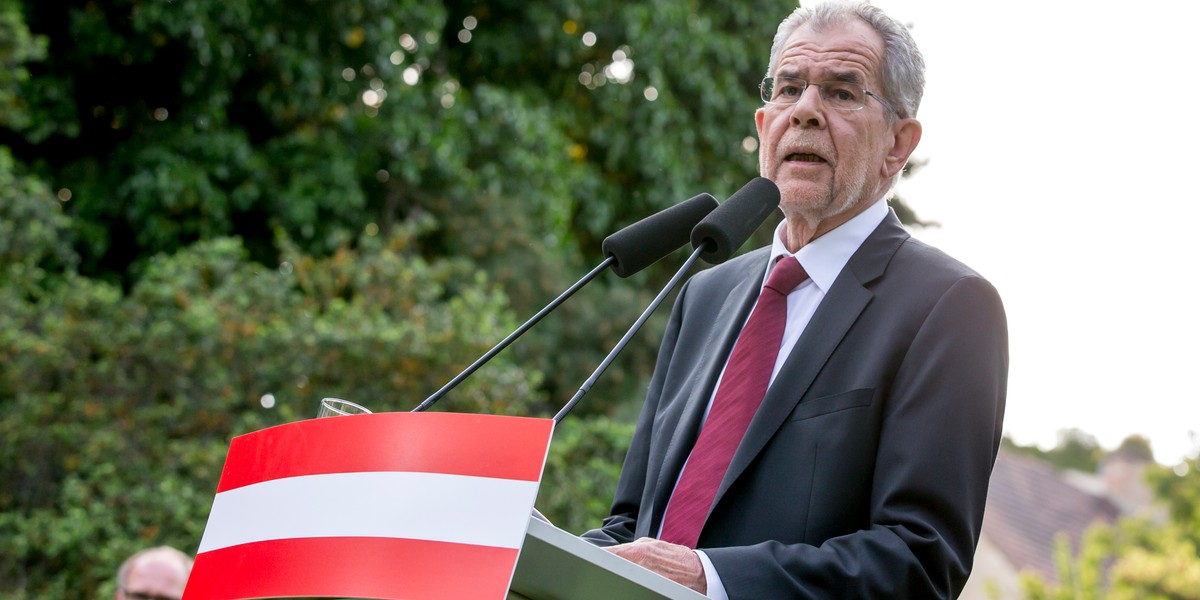 Alexander Van der Bellen to emerytowany profesor ekonomii. Startował jako kandydat niezależny popierany przez Zielonych