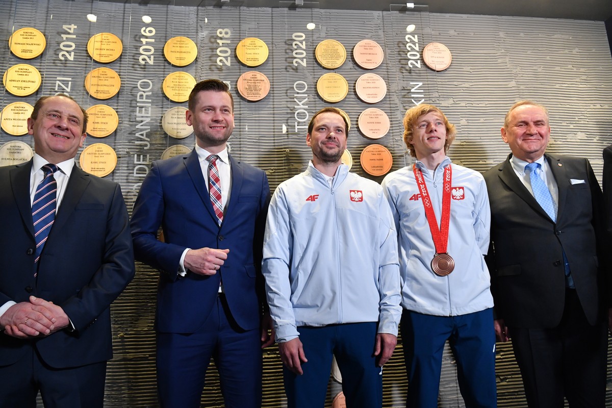 Od lewej: sekretarza stanu w MSiT Andrzej Gut-Mostowy, minister sportu i turystyki Kamil Bortniczuk, trener reprezentacji Polski Michal Dolezal, skoczek narciarski Dawid Kubacki i prezes PKOl Andrzej Kraśnicki, pozują do zdjęcia podczas konferencji prasowej podsumowującej XXIV Zimowe Igrzyska Olimpijskie Pekin 2022, która odbyła się w Muzeum Sportu i Turystyki w Warszawie