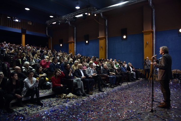 Emir Kusturica govori posle premijere fiilma o Muhiki na Kustendorfu