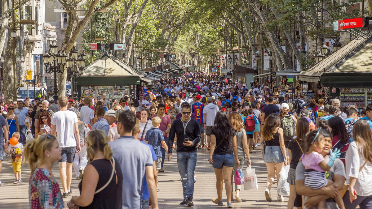 Rada miejska Barcelony zatwierdziła w piątek przepisy ograniczające liczbę turystów zwiedzających to miasto, w tym jego najpopularniejsze części. Nowa regulacja ma poprawić jakość życia mieszkańców stolicy Katalonii, masowo odwiedzanej przez turystów.