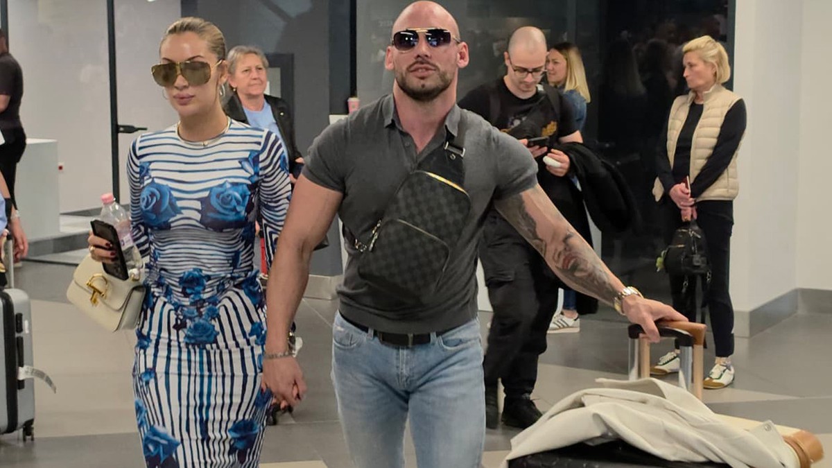 Tea Tairović sa mužem na aerodromu