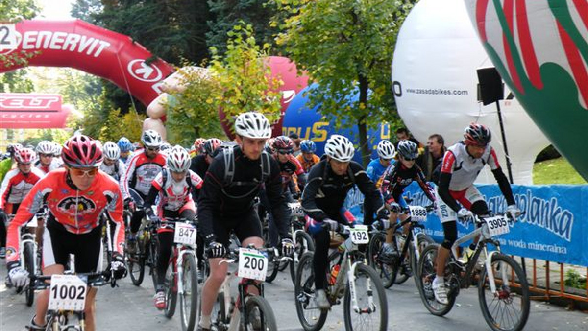 Kolarski weekend zakończył zmagania w serii zawodów Bike Maraton. Wszystko zaczęło się w sobotę w Świeradowie Zdroju o godzinie 11.00. Grupa blisko 800 zawodników ruszyła na zmagania z trasą po Górach Izerskich.
