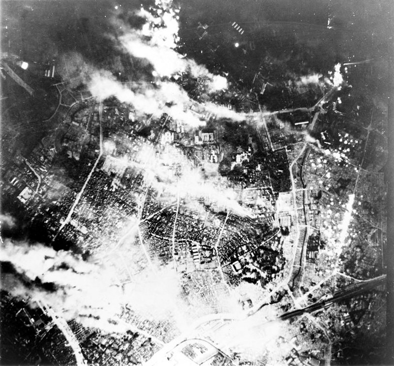 Tokio w czasie burzy ogniowej spowodowanej amerykańskim bombardowaniem