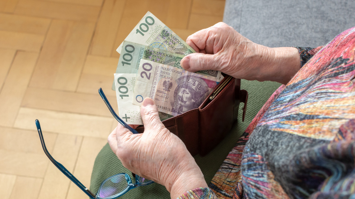 Niższe emerytury dla setek tysięcy Polaków. Eksperci zdradzają powody