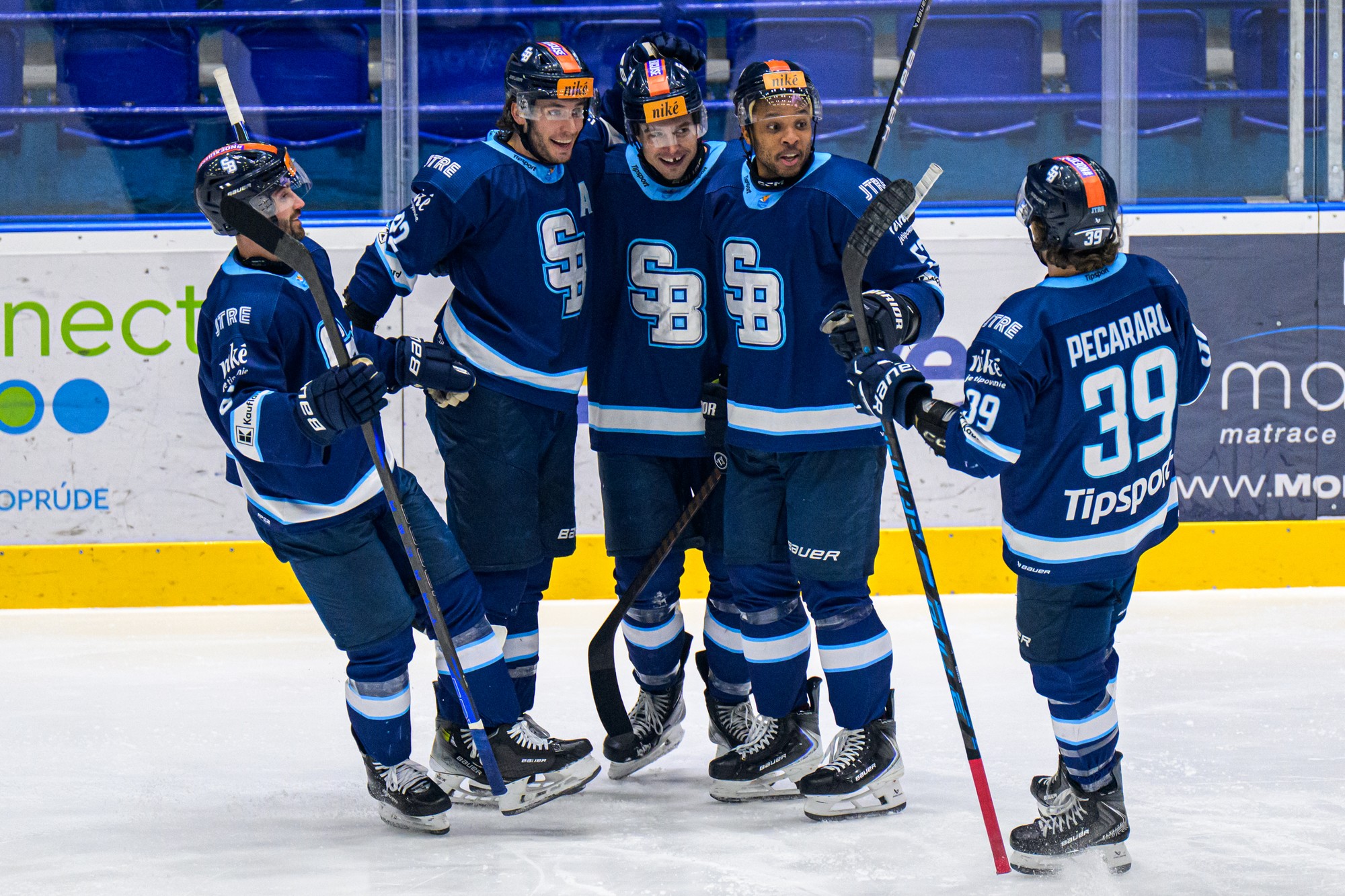 Radosť hokejistov Slovana Bratislava. 