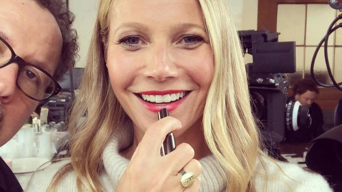 Pod koniec września Gwyneth Paltrow została szczęśliwą żoną producenta filmowego Brada Falchuka. Chociaż na miejscu obecni byli paparazzi, zdjęcia ze ślubu dopiero teraz ujrzały światło dzienne. I zdecydowała o tym sama Paltrow. Zobaczcie pierwszą fotografię ślubną, którą się pochwaliła. Wzrok przykuwa przede wszystkim suknia. Cudowna.