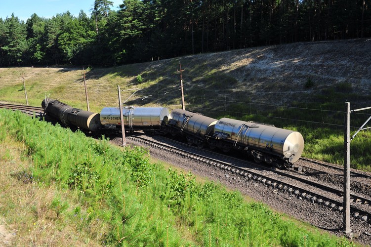 Puste cysterny pociągu, które wykoleiły się w niedzielę pomiędzy Warnowem a Lubiewem na trasie Wolin - Świnoujście