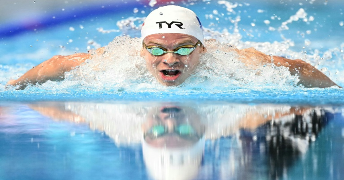 Léon Marchand remporte le 400 m 4 nages aux Mondiaux