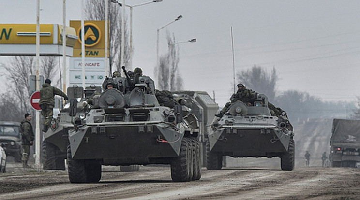 Orosz harcjárművek a krími Armjanszk közelében 2022. február 25-én/ Fotó: MTI/AP/Emilio Morenatti MTI/EPA/STRINGER