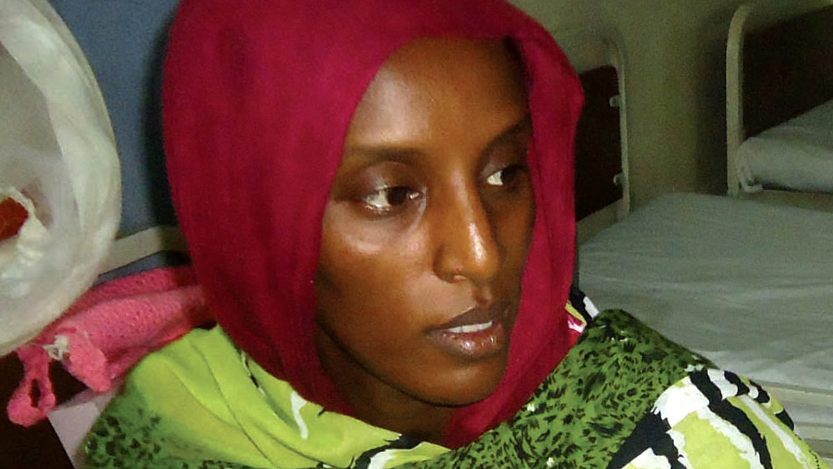 Młoda Sudanka, której sąd uchylił karę śmierci orzeczoną za przejście z islamu na chrześcijaństwo, została zwolniona z aresztu; trafiła do niego ponownie we wtorek pod zarzutem sfałszowania dokumentów podróżnych - poinformowała agencja AP.