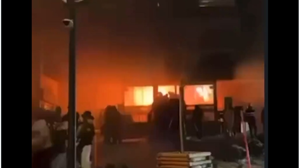 Trenutak kad je buknuo požar u baru u Švajcarskoj