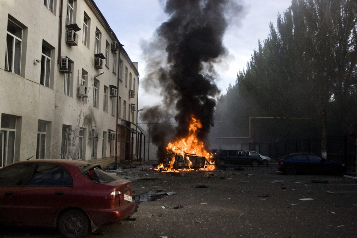 Płonące auto na uliacach Doniecka