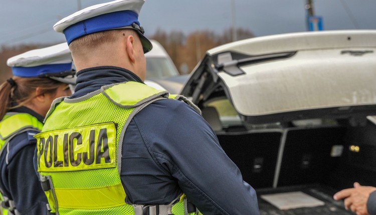 Od 1 stycznia nowe obowiązkowe wyposażenie auta. Wchodzi lampa V16