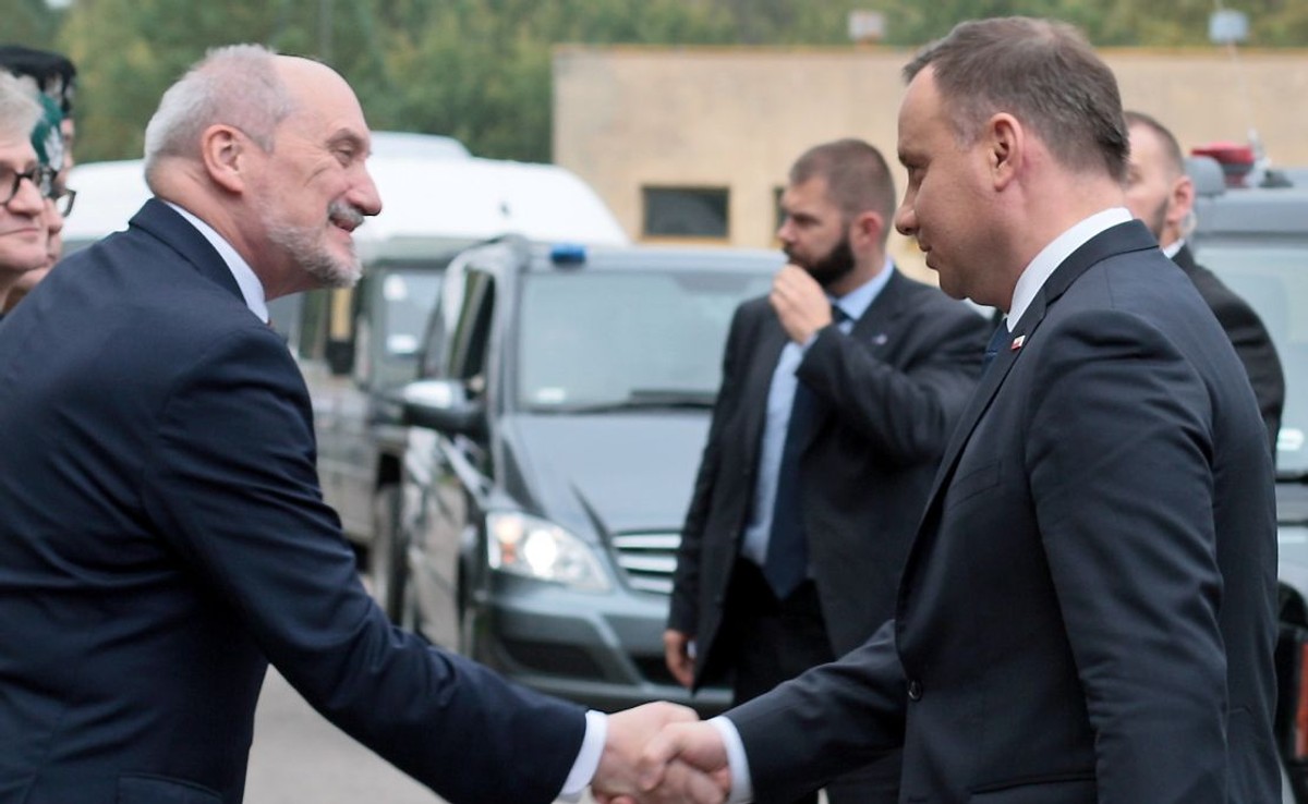 Prezydent Andrzej Duda i minister obrony Antoni Macierewicz na poligonie w Drawsku Pomorskim