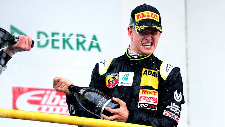 Syn siedmiokrotnego mistrza świata Formuły 1 Niemca Michaela Schumachera - 18-letni Mick zadebiutował w zawodach rangi mistrzostw Europy Formuła 3 i zajął na angielskim torze Silverstone ósmą lokatę. Zwyciężył Brytyjczyk Lando Norris.