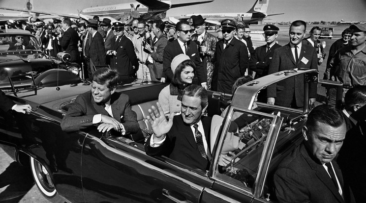 Kennedy (balra hátul) feleségével és Connaly
kormányzóval nyitott limuzinnal gurult végig
Dallason, amikor a gyilkos lövések érték /Fotó: Northfoto