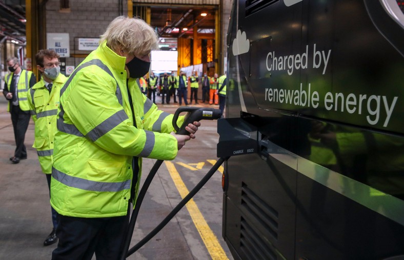 Boris Johnson ładujący autobus elektryczny podczas wizyty w zajezdni National Express w Coventry, 15 marca 2021 r.