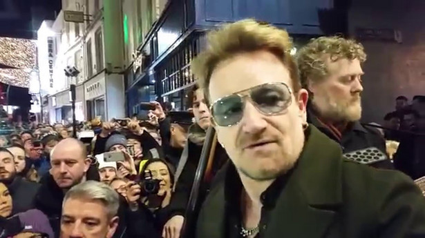 Bono znów gra na ulicy i to nie sam! [WIDEO]