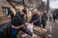 Codziennik wojenny z Kijowa. Po odstaniu w ogonku i okazaniu żółtej karteczki, można odebrać kilka jogurtów, śmietanę, kostkę masła.