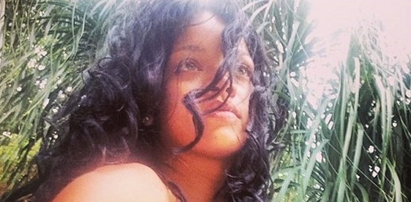 Rihanna chwali się swoimi długimi włosami