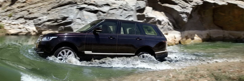 Range Rover IV:
wyjątkowy luksus i dzielność w terenie. Mimo luksusowego wnętrza Land Rover zadbał o zdolności terenowe – głębokość brodzenia Range Rovera wynosi 900 mm, zaś kąt natarcia w offroadowym trybie zawieszenia to 35 stopni.