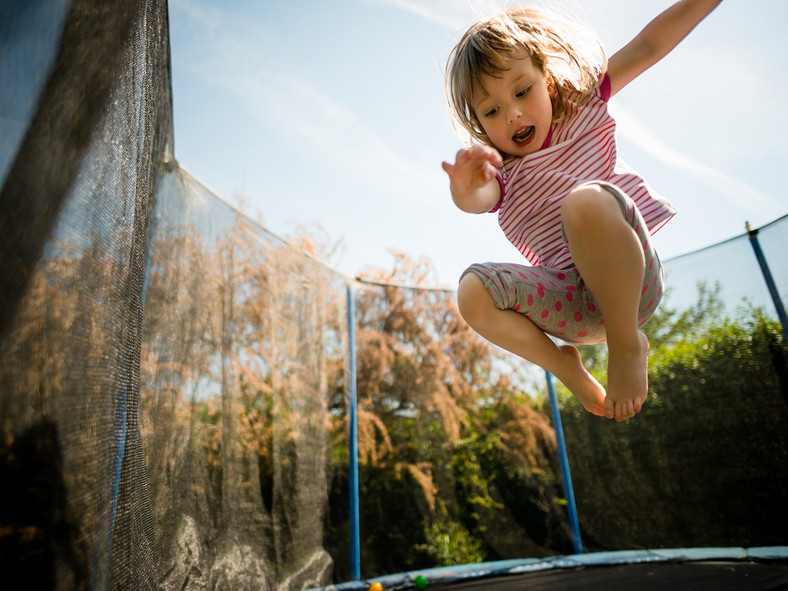 Trampolina ogrodowa / shutterstock